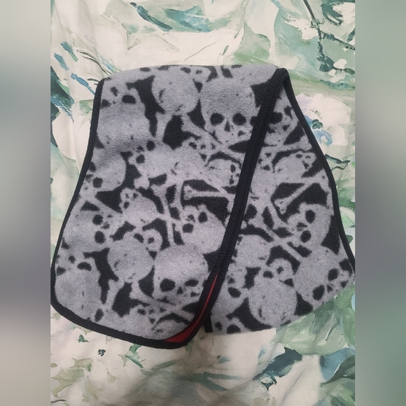 Gap Kids, Boys, Skull Print Scarf - Picture 1 of 2